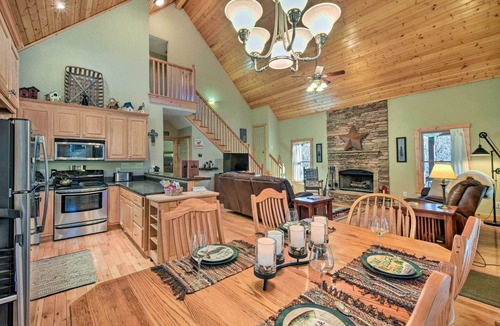 Dahlonega Cabin | Hot Tub & Hikes: Dahlonega Cabin - 4 Mi to Town!