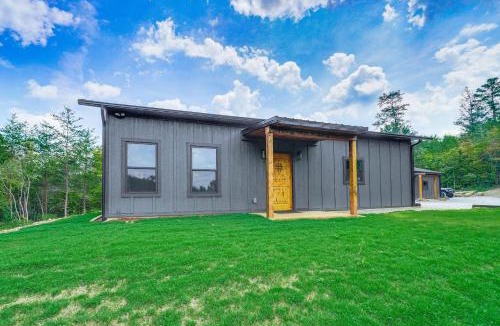 Unaka House | Hot Tub & Mtn Views: Pet-Friendly Englewood Cabin