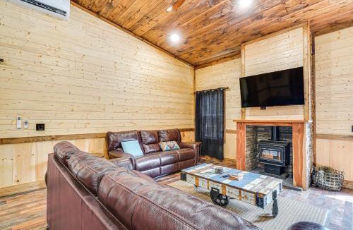 Unaka House | Hot Tub & Mtn Views: Pet-Friendly Englewood Cabin