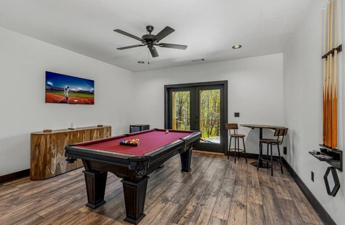 Talking Rock House | Hot Tub Pizza Oven Sleeps 12 Game Room Pets