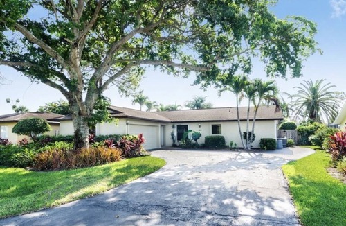 Central Naples House | Hot tub/Pool over looking Golf course minutes To seagate and clam pass Beach