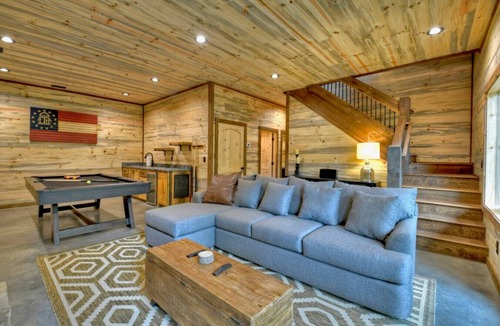 Epworth Cabin | Hot Tub-Pool Table-Outdoor Living Area-wifi-2 gas fireplaces-Rafting Nearby