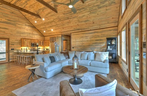 Epworth Cabin | Hot Tub-Pool Table-Outdoor Living Area-wifi-2 gas fireplaces-Rafting Nearby