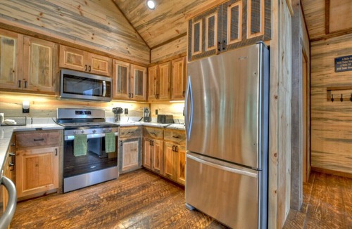 Epworth Cabin | Hot Tub-Pool Table-Outdoor Living Area-wifi-2 gas fireplaces-Rafting Nearby