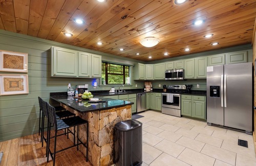 Sautee Nacoochee Cabin | Hot Tub · Private Sauna · Arcade. Luxury Cabin for 14. 10 Min to Helen, GA