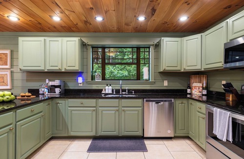 Sautee Nacoochee Cabin | Hot Tub · Private Sauna · Arcade. Luxury Cabin for 14. 10 Min to Helen, GA