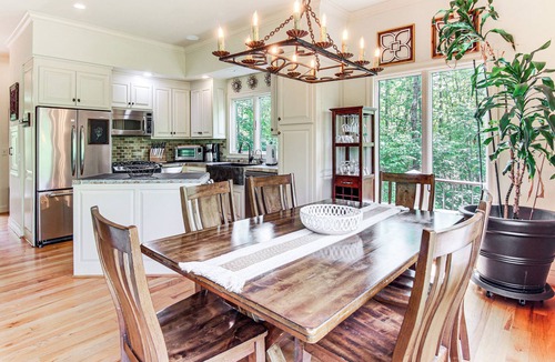 Landrum House | Hot Tub & Trail Access: 'Treehouse' in Landrum!