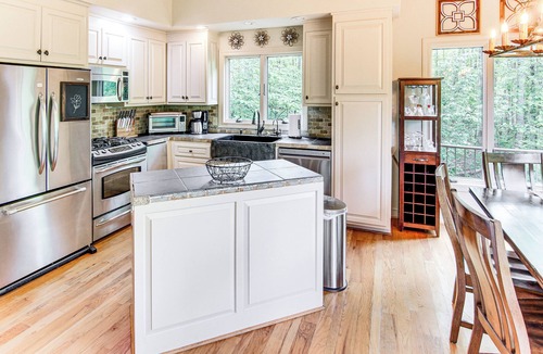 Landrum House | Hot Tub & Trail Access: 'Treehouse' in Landrum!