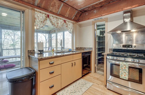 Blairsville Cabin | Hot Tub & Views! 'Squatch’s Place' in Blairsville