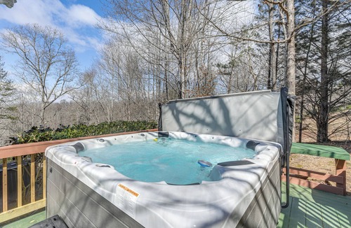 Blairsville Cabin | Hot Tub & Views! 'Squatch’s Place' in Blairsville