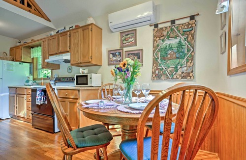 Maggie Valley Cabin | HOT TUB,WIFI, JACUZZI, FIRE PIT, ~A/C~ CREEK, 2 MIN TO MAGGIE