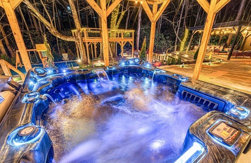 Black Mountain Cabin | Hot Tubs+Theater+Game Room! Top 5 Rental in NC!