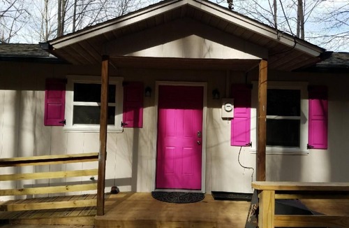 Hiawassee House | HOTLIPS AT COLLINWOOD upstairs Price is on the website Down stairs $125 extra