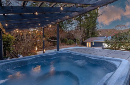 Hendersonville House | HotTub, FirePit, Pets, Pool Table, Outdoor Dining