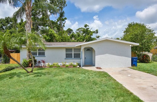 Gulf Gate Estates House | HotTub Retreat w/Big Private Fenced Yard by Beach