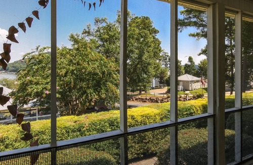 Leesburg House | House #20 Sunshine Cottage (Not Pet Friendly)