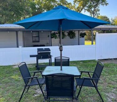 Crystal River House | House of Manatees-Entire house with yard, fire pit, dog friendly