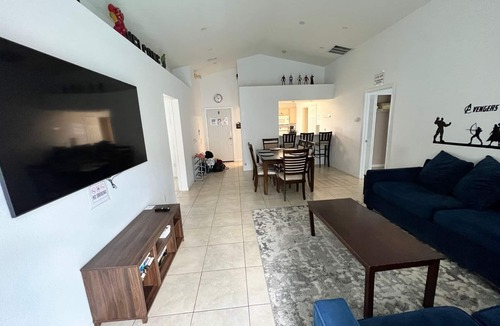 Lindfields House | House w/pool. 5 min H2O water park. 8 min Disney World 30 min universal Studios