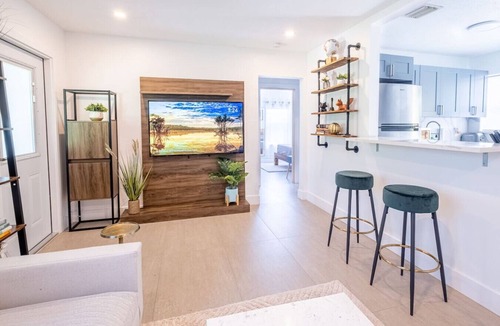 Biscayne Park House | HOUSE WITH A HOT TUB ! ONLY 10 MINS TO THE BEACH
