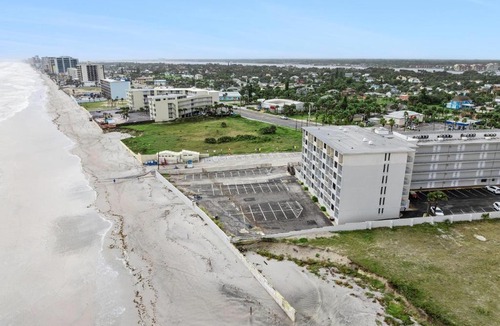 Daytona Beach Hotel | Howard Johnson by Wyndham Oceanfront Daytona Beach