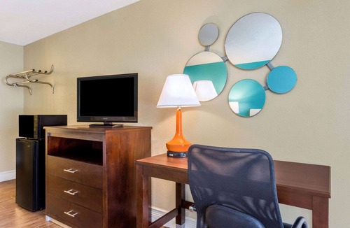Lakeland Hotel | Howard Johnson by Wyndham Lakeland