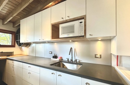 Monroe House | Hudson Valley Mid Century Monroe Bungalow -1 hr from NYC - Gourmet Kitchen