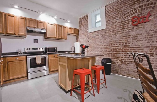 Downtown Memphis Condo | HUGE 5000 sqft condo, 2 blocks to Beale, 3 kings/8 queen beds,free gated parking