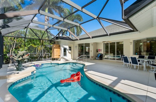 Laurel Villa | Huge Beach Villa, Mins To Beach With Private Salt Water Heated Pool