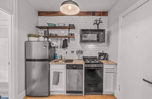Gayborhood Apartment | Huge Desk - Central - Soak Tub - Walkscore 98