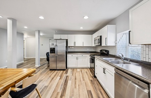 West End House | Huge Duplex Home with 9 bedrooms!