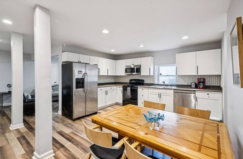 West End House | Huge Duplex Home with 9 bedrooms!