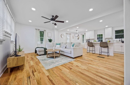 Belvedere Park House | Huge home , 5 Bedrooms, Sleeps 16