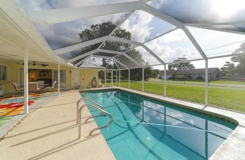 Laurel House | Huge Pool, Close to Beaches, Restaurants & Shops