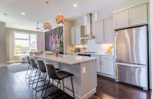 Historic Waverly House | Huge Private Rooftop Deck w/Firepit + Putt-Putt 8 Mins to Broadway | Doralee