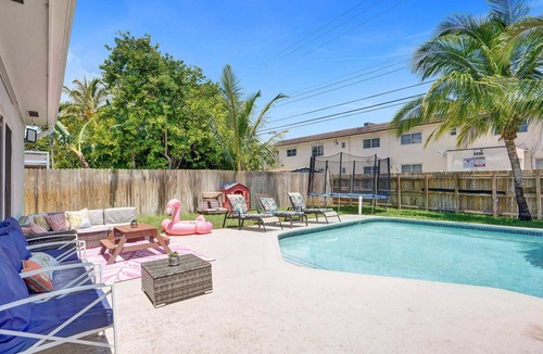 Hollywood Hills Villa | Huge Villa with Heated Pool, Trampoline BBQ Games