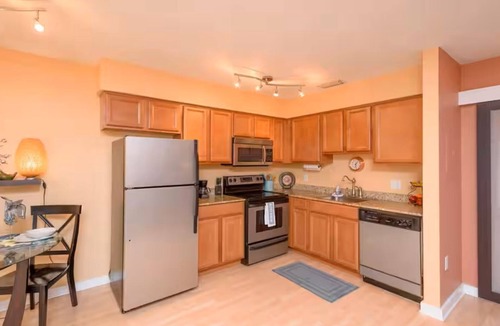 Oakford Park House | Hyde Park Modern 1 Bedroom – Walk to Everything!