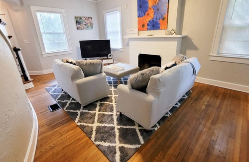 University Heights House | Iconic House! 4 Bedrooms- Next to Shands / UF Health/ Walk to Stadium