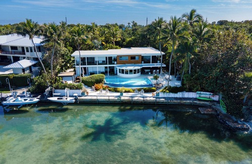 Islamorada House | Iconic Ted Williams Estate. Bayfront, Heated Infinity Pool & Hot Tub, Dockage.