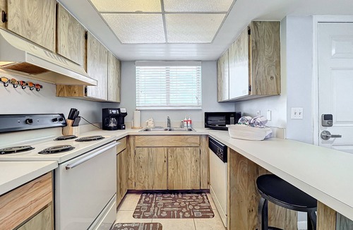 Horton Shores Condo | Ideal Family Friendly Beach Vacay. Beachfront & Steps to Flagler Ave