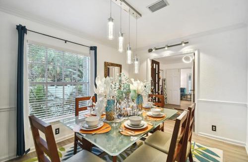 Bayshore House | Ideal for Groups! Sleeps 14, Pool, Spa Near Downtown
