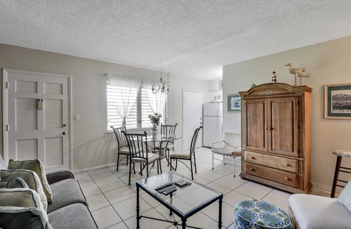 Marco Island Condo | Idyllic condo w/brief walk to beach & restaurants