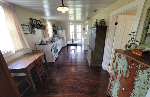 Dade City Other | Idyllic Storybook Farmhouse, Private Lake & Dock!