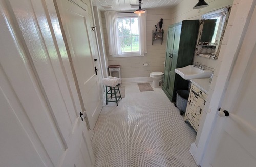 Dade City Other | Idyllic Storybook Farmhouse, Private Lake & Dock!