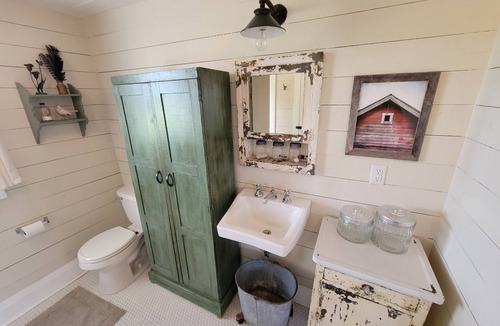 Dade City Other | Idyllic Storybook Farmhouse, Private Lake & Dock!