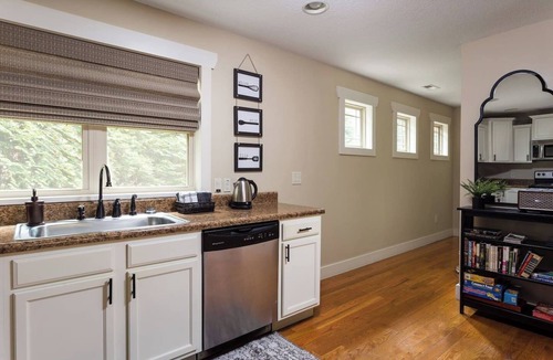 Skyland Cottage | Immaculate Cottage with Hot Tub and Fireplace