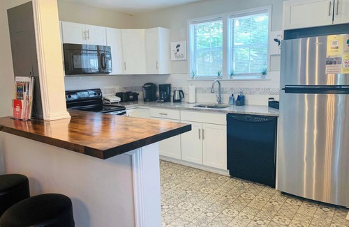 Midtown House | Immaculate Midtown home for Work teams & Families