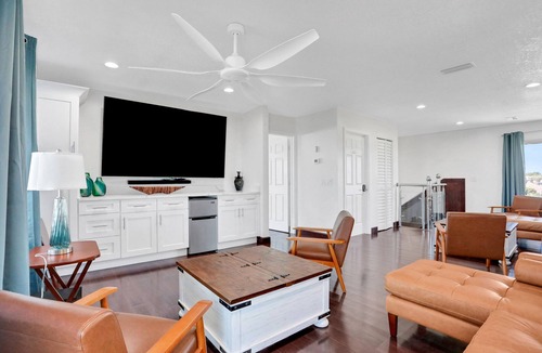 Painters Hill House | Immaculate, modern stay steps to beach with amazing ocean views