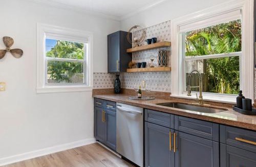 Parrot Cove House | Incredible 3br Home with Yard near Beach and Downtown