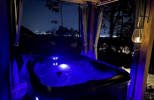 Sevierville Cottage | Incredible Cottage with Hot-Tub and Deck in Sevierville, Tennessee