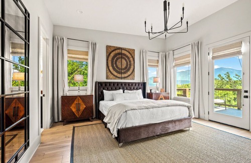 Chalet Village Cabin | Incredible Views-Pool-Elevator!